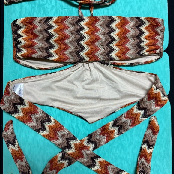 Halter top with cutouts Size US 4 - Picture 2 of 3